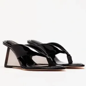 GOOD AMERICAN Cinder-f*king-rella Thong Wedges - Black Patent